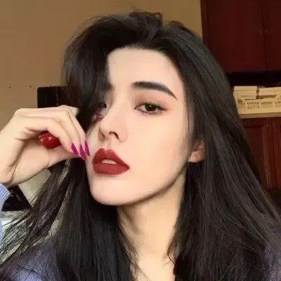 想踢沉迷男的女人封面